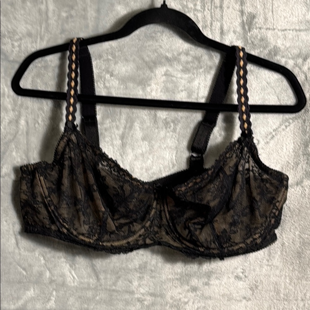 Torrid bra 42D Elegant Black Lace Bra Black lace over tan liner underwire‎